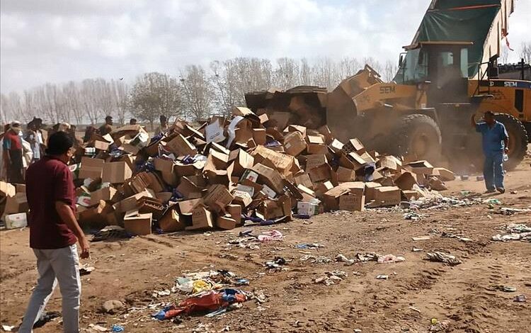 ضبط وإتلاف 8 أطنان من السلع غير الصالحة في أسواق المنصورة بعدن 1 ضبط وإتلاف 8 أطنان من السلع غير الصالحة في أسواق المنصورة بعدن