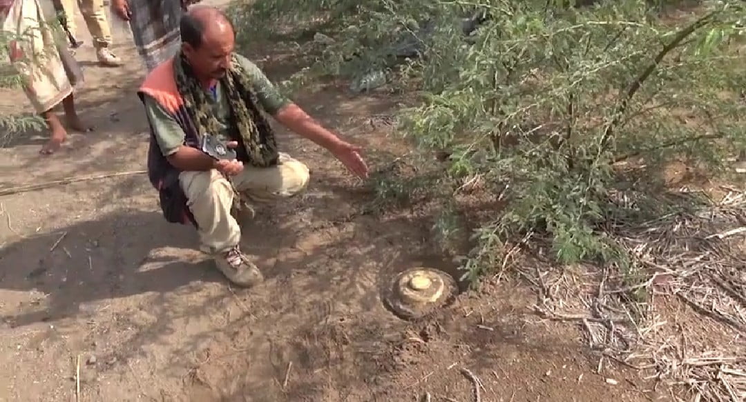 اكتشاف وتفكيك حقل ألغام حوثية داخل حي سكني بمدينة الحديدة 1 اكتشاف وتفكيك حقل ألغام حوثية داخل حي سكني بمدينة الحديدة