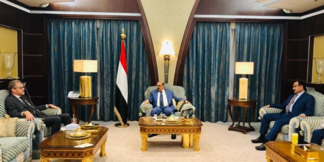 رئيس البرلمان يلتقي السفير الفرنسي لدى اليمن