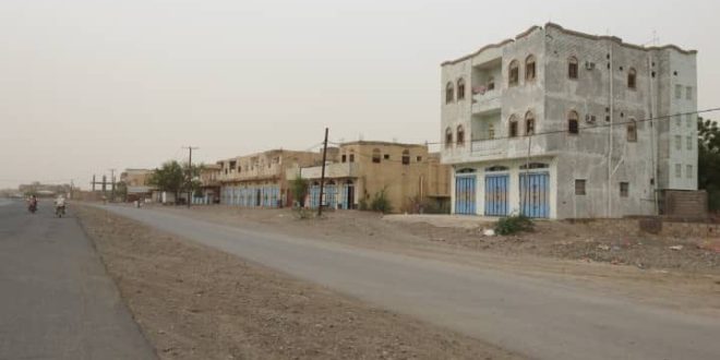 ضمن خروقاتها اليومية.. مليشيات الحوثي تعاود استهداف احياء آهلة بالسكن في مدينة حيس