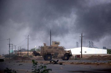 كيف ردت القوات المشتركة على مصادر نيران حوثية استهدفت مخازن العامري بالحديدة ؟