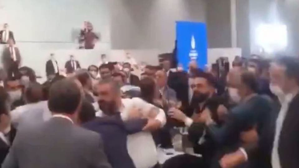 كشك مخالف أشعل عراكاً بين نائبين بمجلس بلدية إسطنبول 1 كشك مخالف أشعل عراكاً بين نائبين بمجلس بلدية إسطنبول