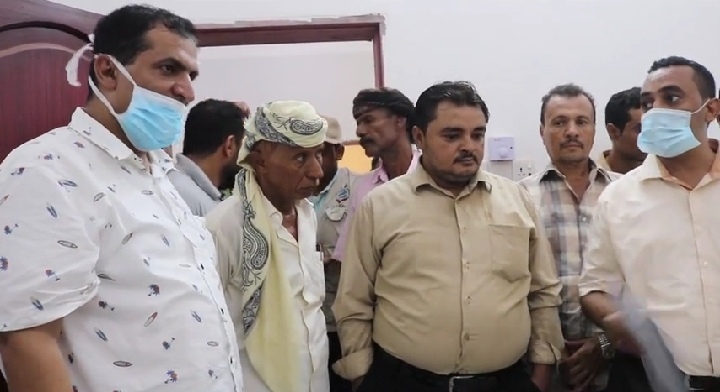 الفتيح يتفقد مركز العزل الصحي بالمخا ويطلع على التجهيزات الجديدة 1 الفتيح يتفقد مركز العزل الصحي بالمخا ويطلع على التجهيزات الجديدة