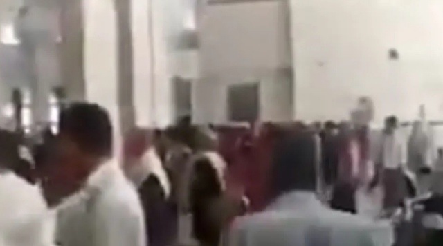 نعتهم بالجبناء والمنافقين.. مصلون يطردون خطيباً حوثياً بصنعاء (فيديو) 1 نعتهم بالجبناء والمنافقين.. مصلون يطردون خطيباً حوثياً بصنعاء (فيديو)