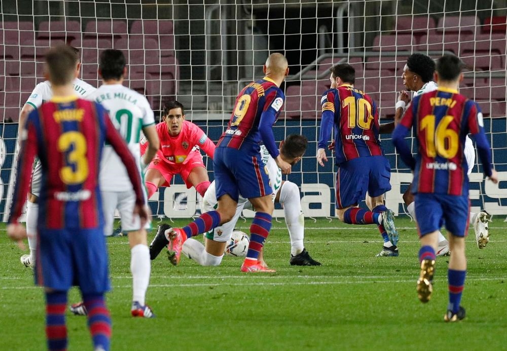 النجم ميسي يقود برشلونة للفوز على إلتشي بثلاثية في الدوري الإسباني