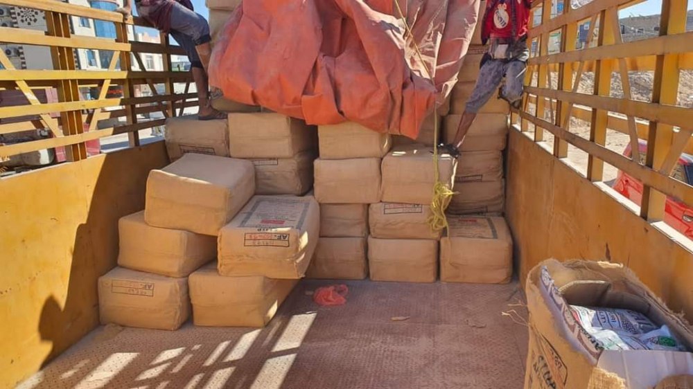 أمن المهرة يضبط عصابة تسرق البضائع من القواطر في منفذ شحن البري 1 أمن المهرة يضبط عصابة تسرق البضائع من القواطر في منفذ شحن البري