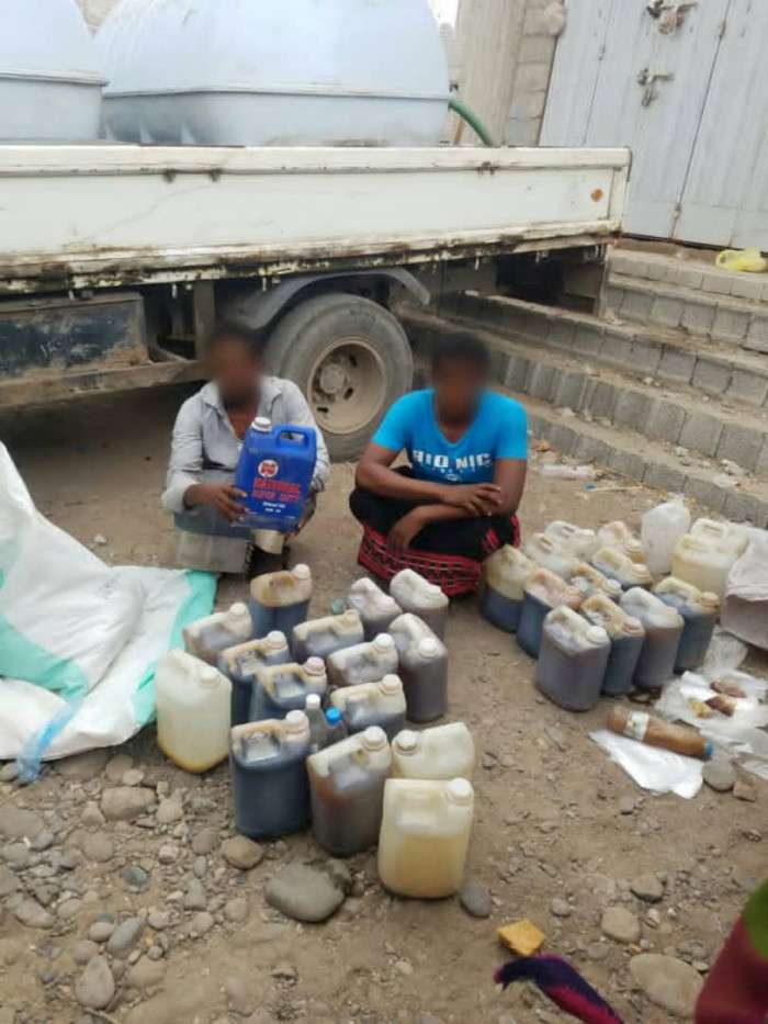 الأجهزة الأمنية بعدن تضبط عصابة لبيع العسل المغشوش 1 الأجهزة الأمنية بعدن تضبط عصابة لبيع العسل المغشوش