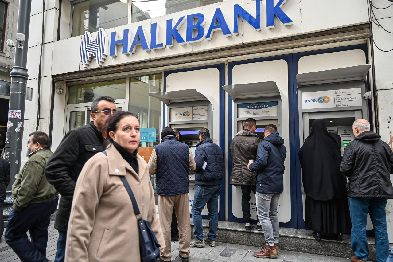 بنك "خلق" وأردوغان .. هل تورط الرئيس بإنتهاك العقوبات الأمريكية؟ 1 بنك "خلق" وأردوغان .. هل تورط الرئيس بإنتهاك العقوبات الأمريكية؟