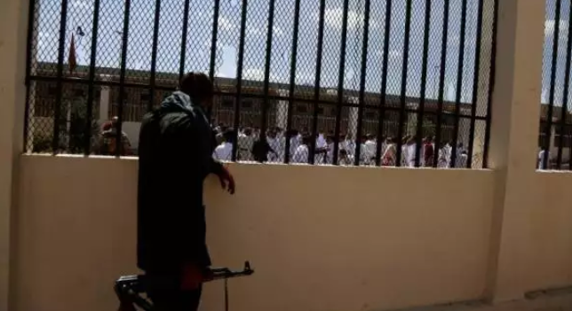 صنعاء .. قيادي حوثي متورط بالاعتداء على رئيس محكمة يفر من سجن البحث الجنائي