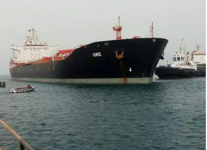 عدن .. وصول باخرة محملة بكميات إسعافية من الديزل لمحطات الكهرباء 1 عدن .. وصول باخرة محملة بكميات إسعافية من الديزل لمحطات الكهرباء