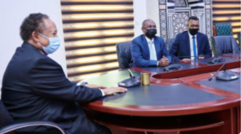 رئيس وزراء السودان يتسلم أول فيزا مصرفية 1 رئيس وزراء السودان يتسلم أول فيزا مصرفية