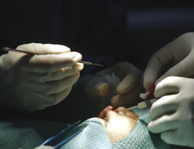 خطأ طبي يتسبب بشلل لطفل.. وأسرته تطالب بـ 100 مليون ريال 1 خطأ طبي يتسبب بشلل لطفل.. وأسرته تطالب بـ 100 مليون ريال