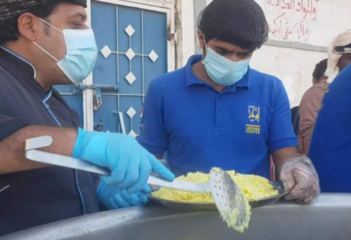 خليفة الإنسانية توزع وجبات إفطار على الفئات الأكثر احتياجاً في سقطرى