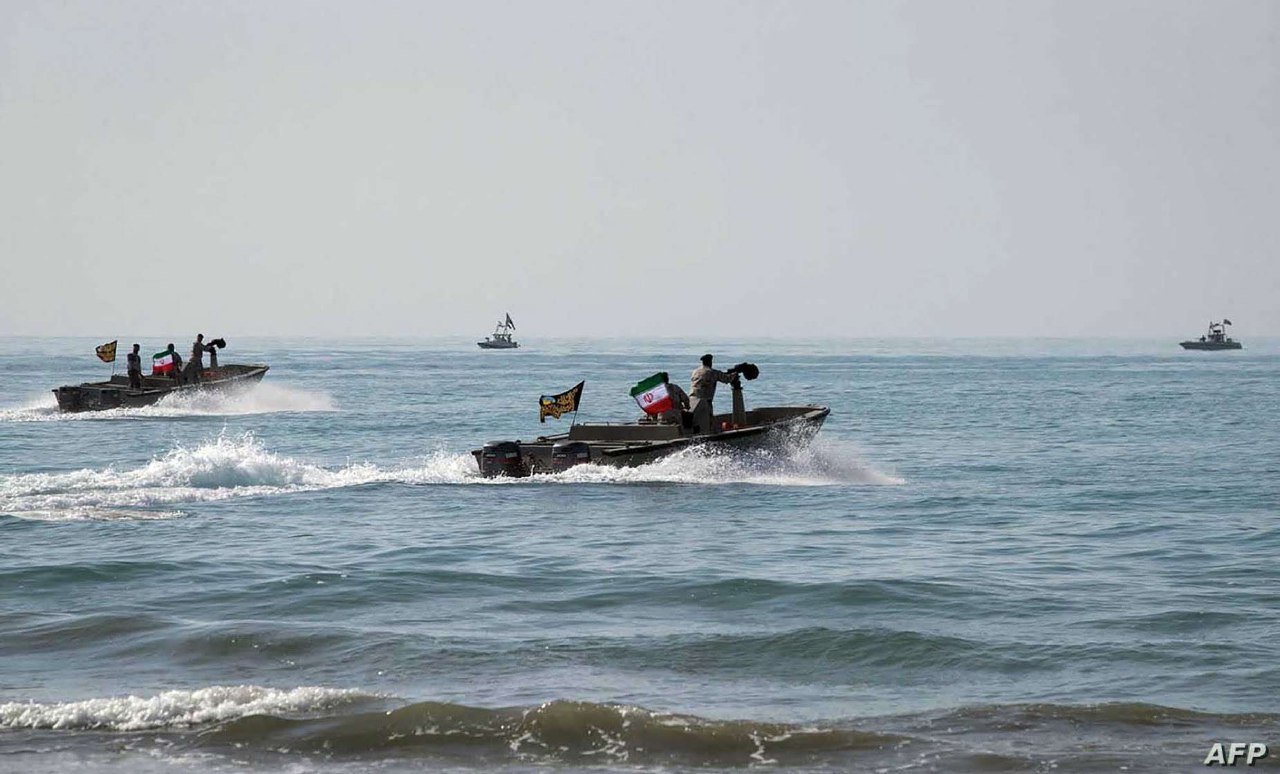 قوارب إيرانية تُضايق سفينتين أميركيتين في الخليج 1 قوارب إيرانية تُضايق سفينتين أميركيتين في الخليج