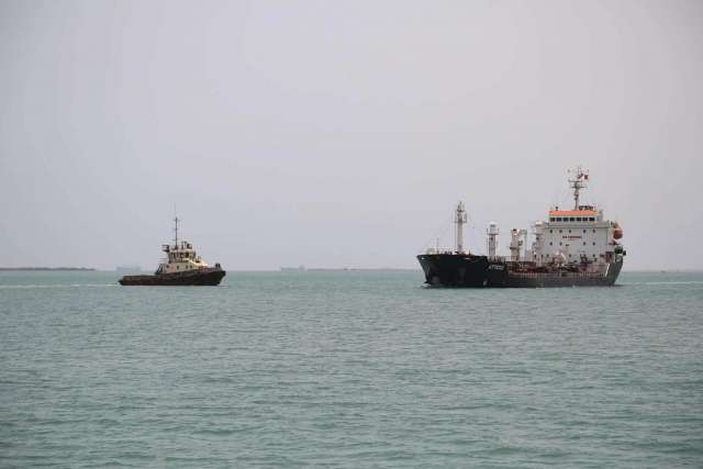 وصول شحنة جديدة من المشتقات النفطية الى ميناء الحديدة