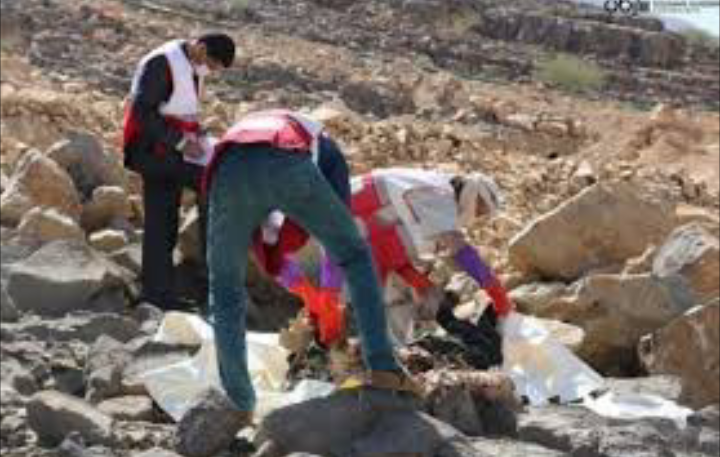 فرق الصليب الأحمر تنتشل عشرات الجثث لمقاتلي الحوثي في تعز
