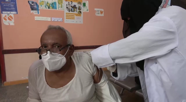 شاهد.. انطلاق حملة التطعيم ضد كورونا في محافظة الحديدة