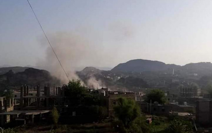 مدفعية الحوثي تدك عدداً من الأحياء السكنية بتعز