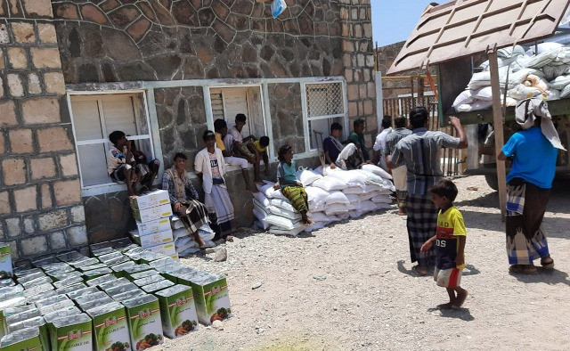 خليفة الإنسانية تواصل تقديم المساعدات الإغاثية للمناطق النائية بسقطرى
