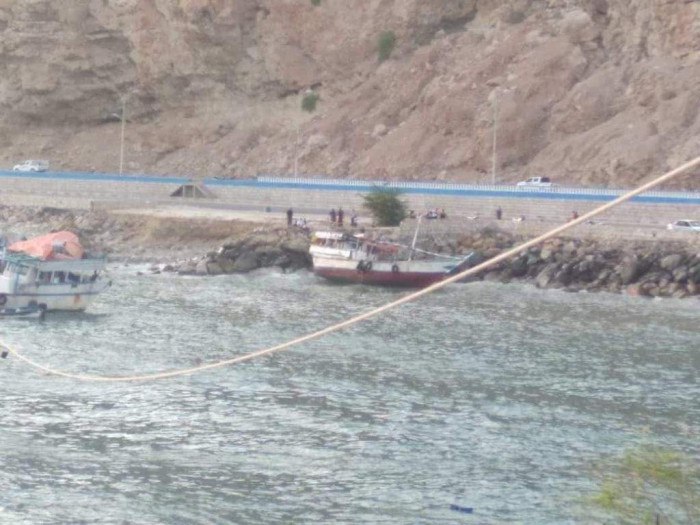 خفر السواحل تنقذ مركبين بحريين من الاصطدام بالصخور بالمكلا