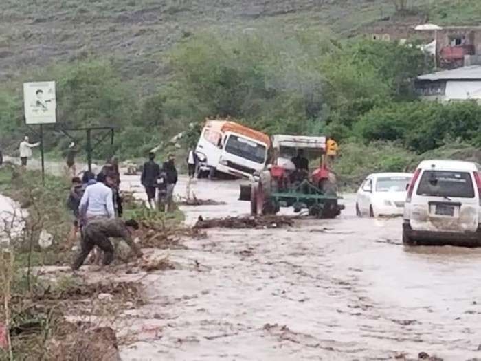 بسبب السيول الجارفة.. انقطاع الخط الرابط بين صنعاء وإب
