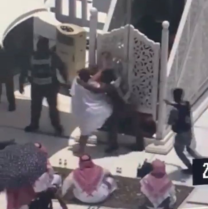 إيقاف شخص حاول صعود منبر الحرم المكي أثناء خطبة الجمعة 1 إيقاف شخص حاول صعود منبر الحرم المكي أثناء خطبة الجمعة