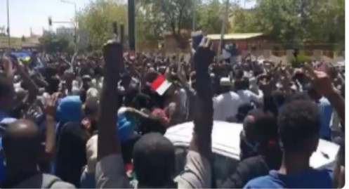 السودان.. إطلاق نار على متظاهرين قرب مقر قيادة الجيش في الخرطوم 1 السودان.. إطلاق نار على متظاهرين قرب مقر قيادة الجيش في الخرطوم