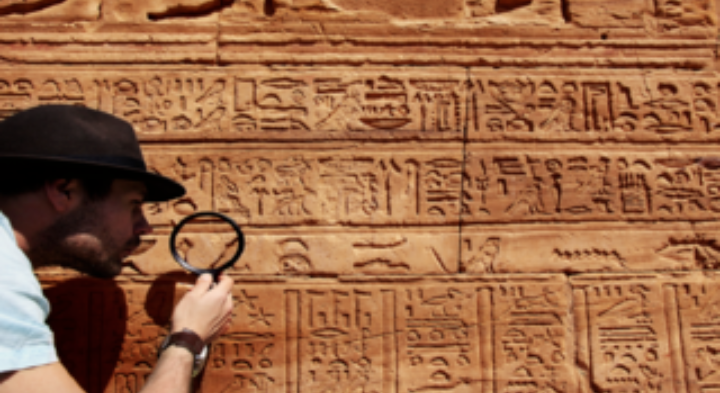 مصر .. علماء الآثار يعثرون على 250 مقبرة تحتوي على عظام بشرية وكتابات هيروغليفية 1 مصر .. علماء الآثار يعثرون على 250 مقبرة تحتوي على عظام بشرية وكتابات هيروغليفية