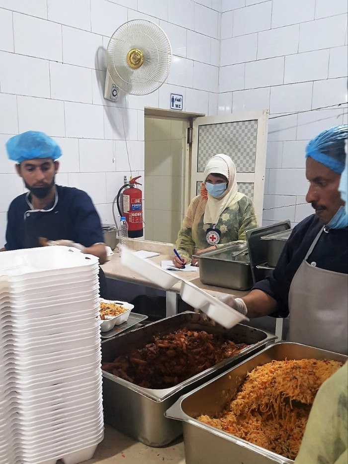 الصليب الأحمر يواصل تقديم وجبات طعام لمرضى كورونا في 5 مرافق طبية