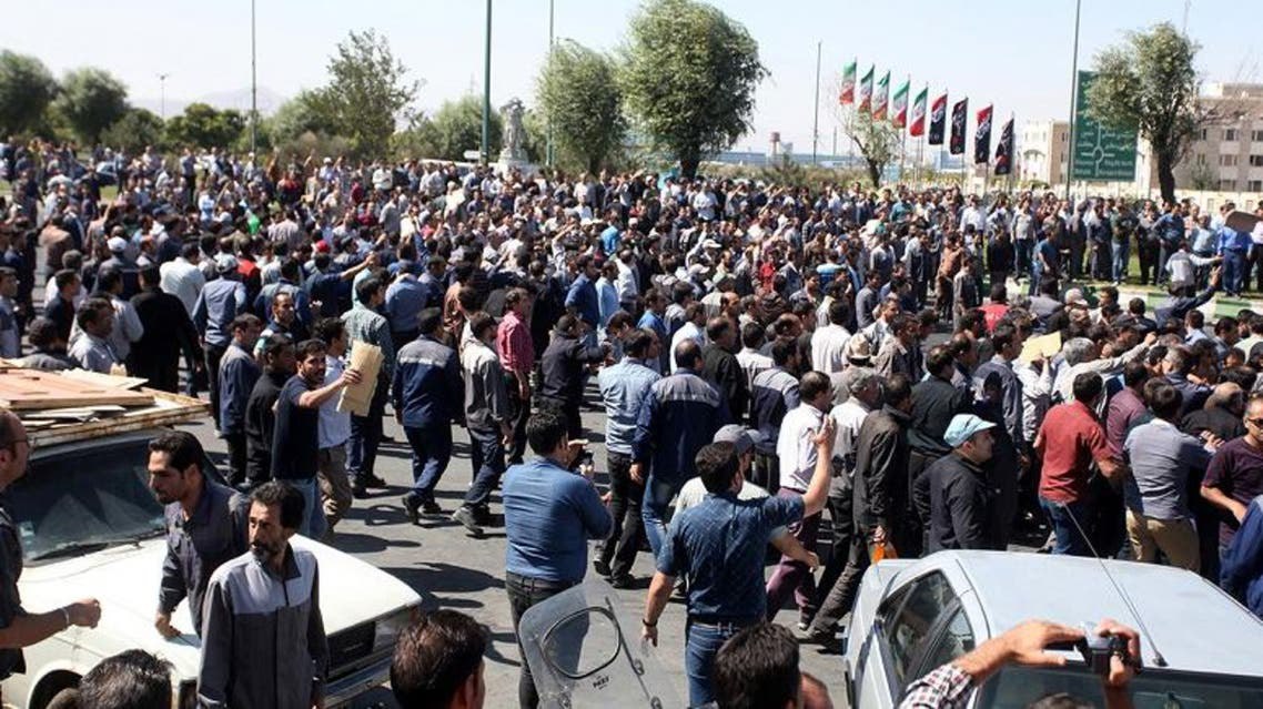 60 ألف عامل يضربون عن العمل في مصافي النفط بإيران 1 60 ألف عامل يضربون عن العمل في مصافي النفط بإيران