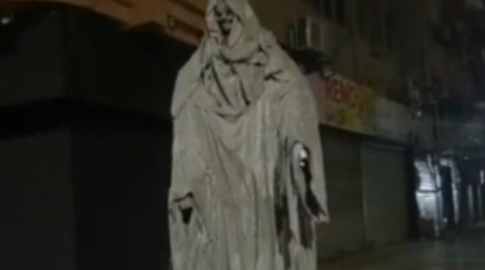 ظهر فجأة .. السلطات المصرية تزيل تمثالا أرعب سكان مدينة الإسماعيلية 1 ظهر فجأة .. السلطات المصرية تزيل تمثالا أرعب سكان مدينة الإسماعيلية