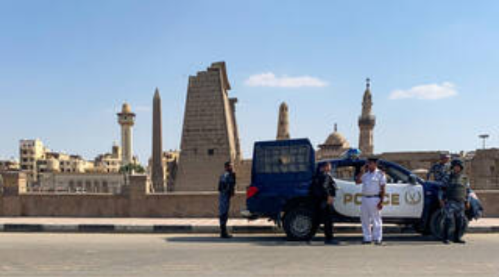 مصر .. القبض على مريض نفسي بتهمة قتل 3 من أفراد عائلته 1 مصر .. القبض على مريض نفسي بتهمة قتل 3 من أفراد عائلته
