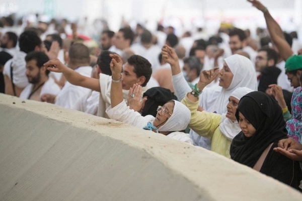 الحُجاج يرمون جمرة العقبة في أول أيام عيد الأضحى 1 الحُجاج يرمون جمرة العقبة في أول أيام عيد الأضحى