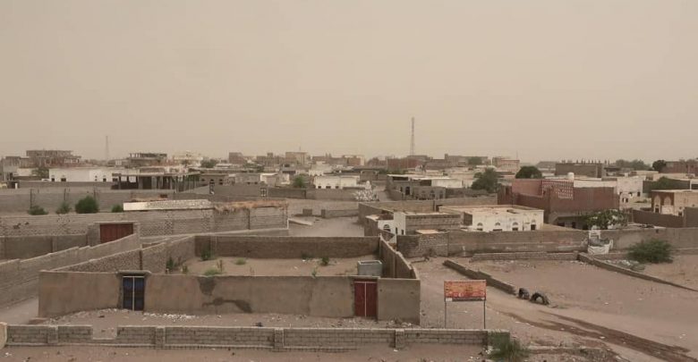 بالقذائف الصاروخية الحوثي يستهدف الأحياء السكنية في التحيتا