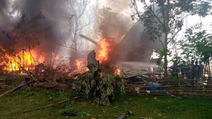 مقتل 17 شخص في تحطم طائرة عسكرية بالفلبين