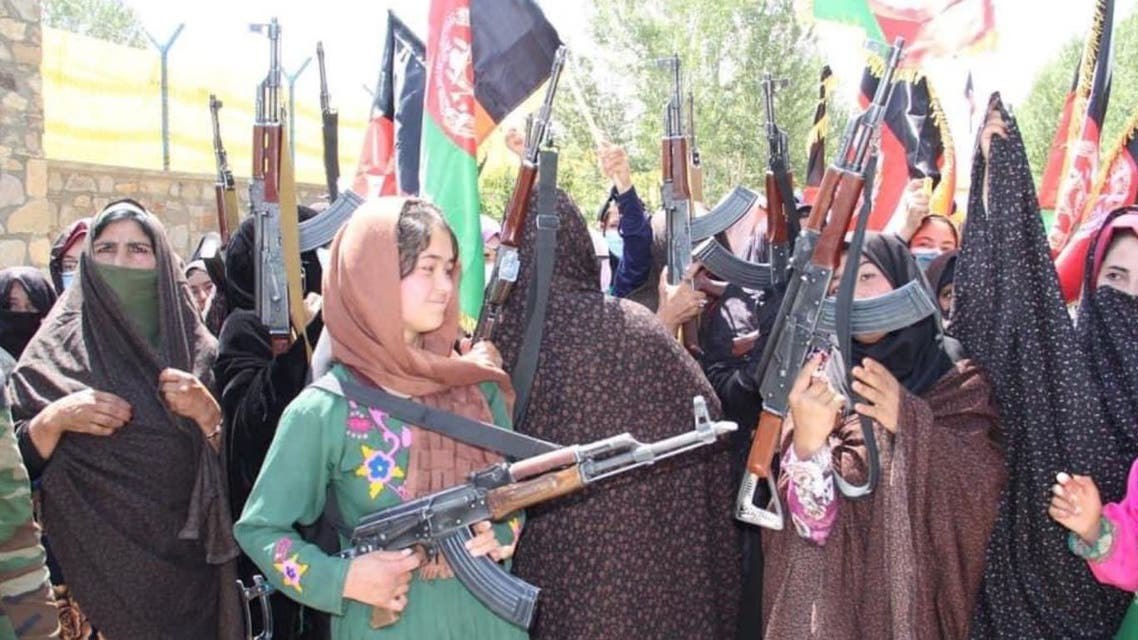 متحدّين طالبان .. مئات النساء الأفغانيات بالسلاح في الشوارع 1 متحدّين طالبان .. مئات النساء الأفغانيات بالسلاح في الشوارع