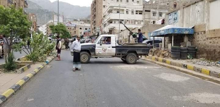 قوات النجدة تقطع شوارع تعز احتجاجاً على إطلاق سراح متهم بقتل أحد منتسبيها