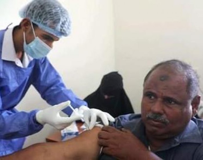 مستشفى خليفة يواصل حملة تحصين المواطنين ضد كورونا في سقطرى