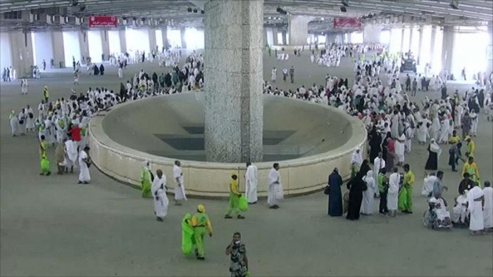 الحجاج يرمون الجمرات في أول أيام التشريق 1 الحجاج يرمون الجمرات في أول أيام التشريق