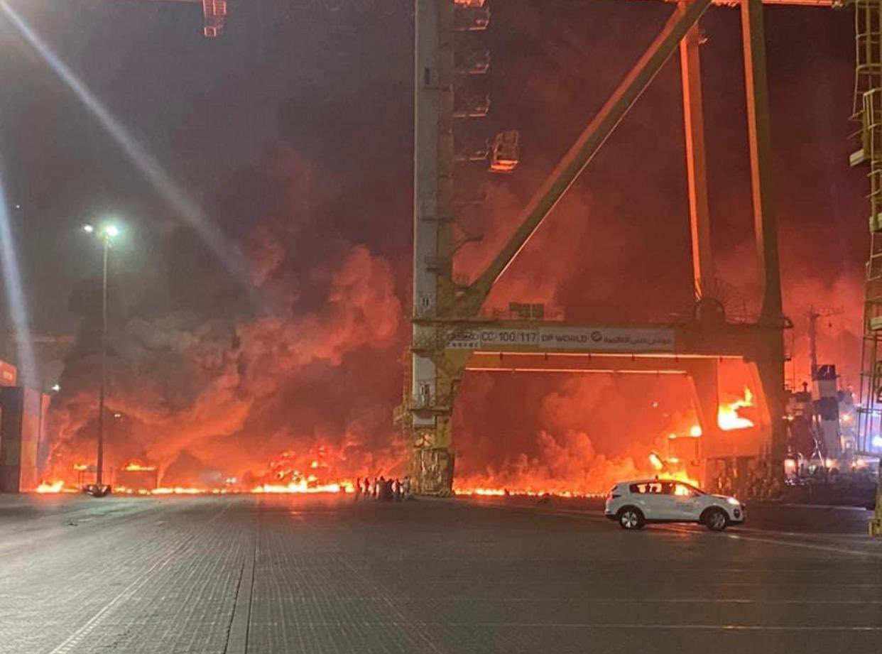دبي تعلن السيطرة على حريق في ميناء جبل علي 1 دبي تعلن السيطرة على حريق في ميناء جبل علي