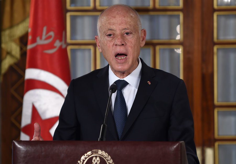 الرئيس التونسي يعلن توليه السلطة التنفيذية ويعزل رئيس الوزراء ويجمد البرلمان
