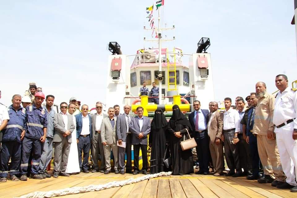 الإمارات تدعم ميناء المكلا بقاطرة بحرية
