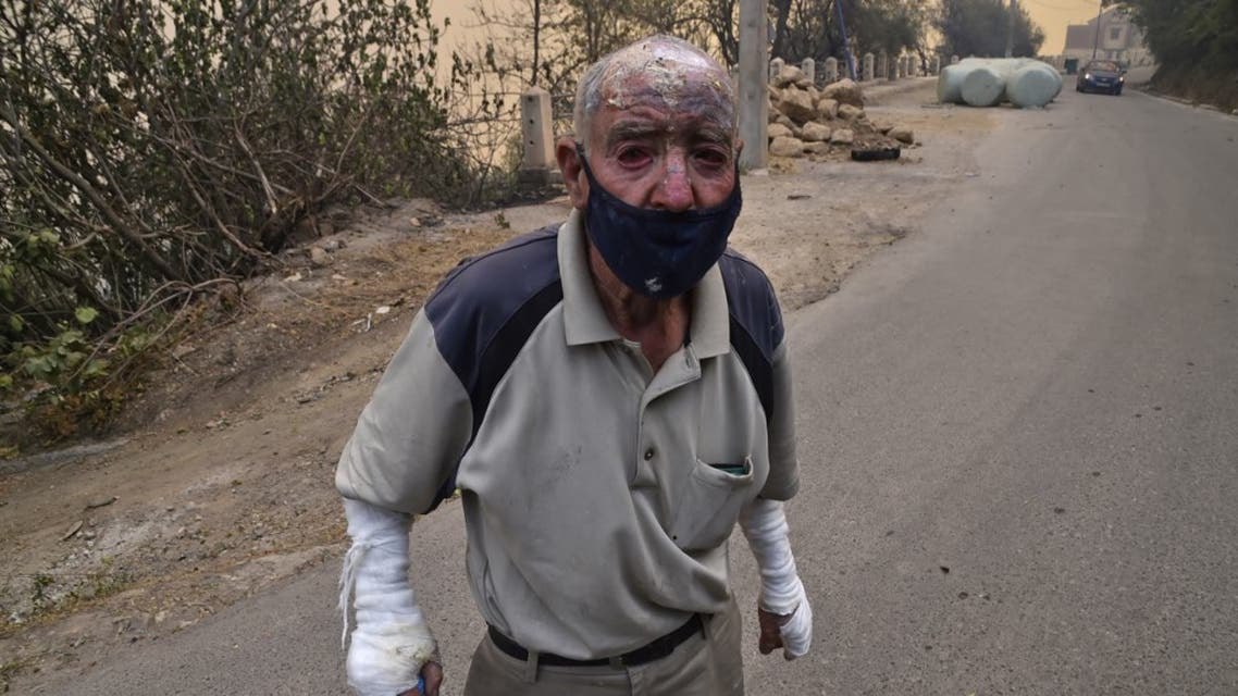عائلات جزائرية تغادر منازلها بالدموع والخوف هرباً من الحرائق 1 عائلات جزائرية تغادر منازلها بالدموع والخوف هرباً من الحرائق