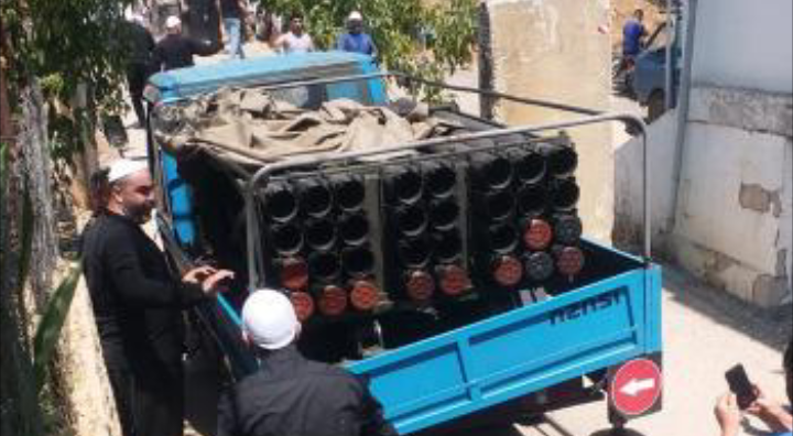 لبنان .. مواطنون يحتجزون شاحنة تحمل منصة صواريخ لحزب الله 1 لبنان .. مواطنون يحتجزون شاحنة تحمل منصة صواريخ لحزب الله