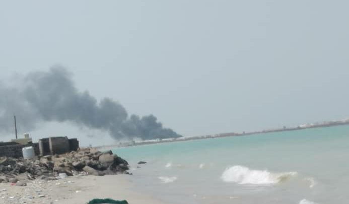 عقب أسابيع من افتتاحه .. مليشيا الحوثي تستهدف ميناء المخا التجاري بقصف جوي