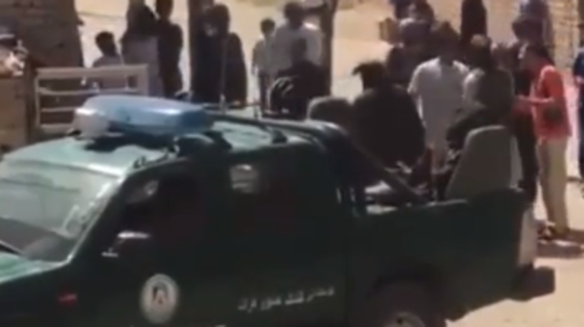 رغم وعودهم بإحترام حقوقها .. عناصر طالبان يضربون امرأة بالسياط 1 رغم وعودهم بإحترام حقوقها .. عناصر طالبان يضربون امرأة بالسياط