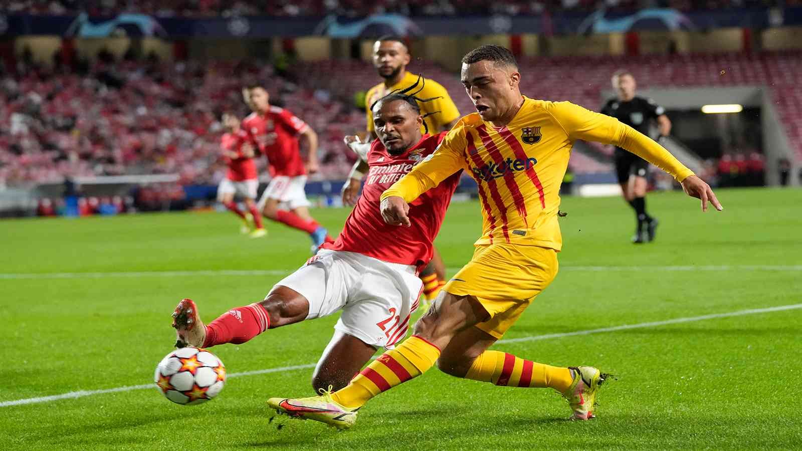 برشلونة يواصل السقوط ويخسر أمام بنفيكا بثلاثية فى دوري الأبطال 1 برشلونة يواصل السقوط ويخسر أمام بنفيكا بثلاثية فى دوري الأبطال