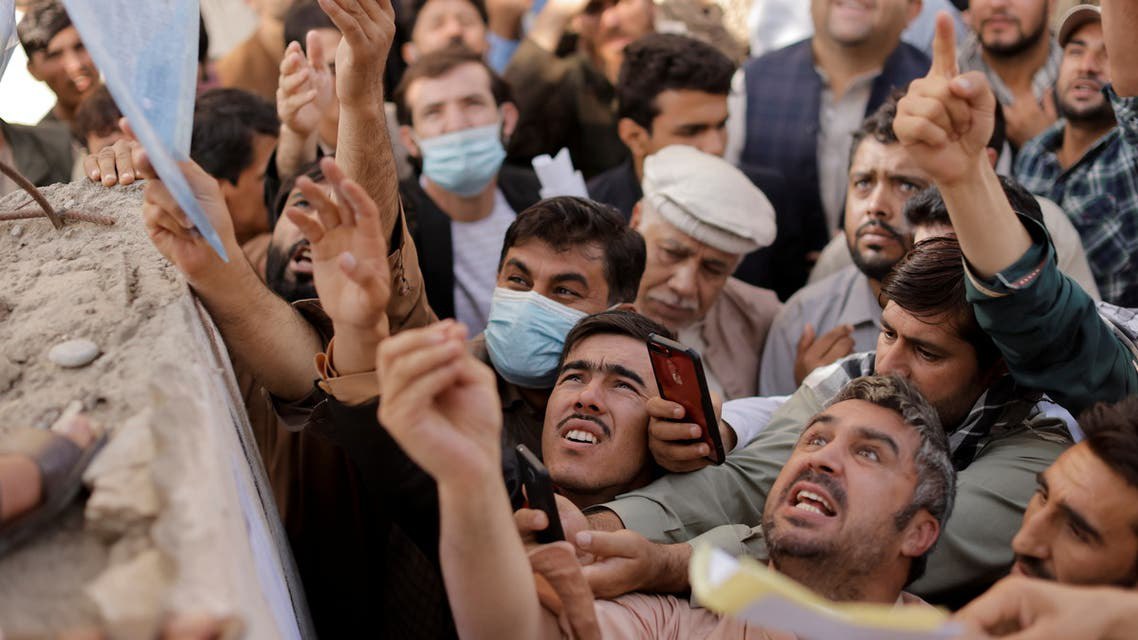طالبان تعتدي بالضرب المبرح على مواطنين أفغان أمام مكتب الجوازات 1 طالبان تعتدي بالضرب المبرح على مواطنين أفغان أمام مكتب الجوازات