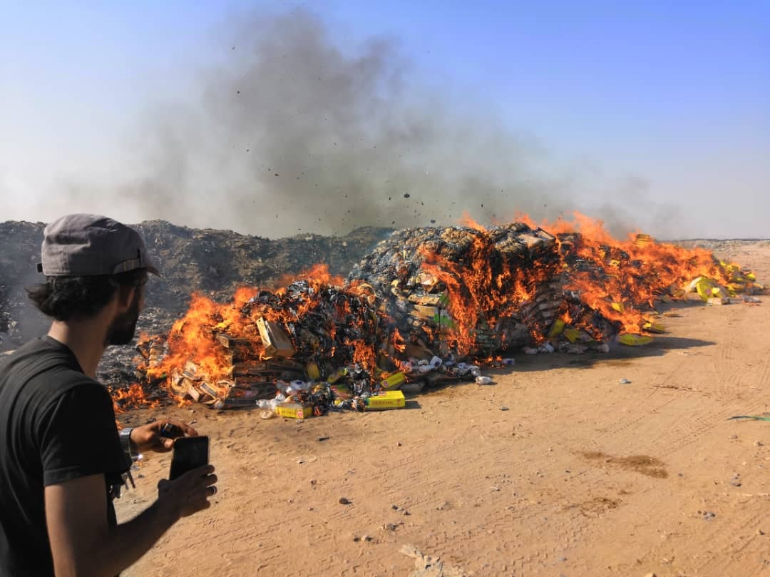 جمارك وشرطة المنطقة الحرة تتلف حاوية من المنتجات المخالفة بميناء عدن