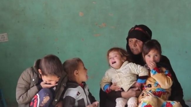 عائلة أفغانية تعرض أطفالها للبيع 1 عائلة أفغانية تعرض أطفالها للبيع